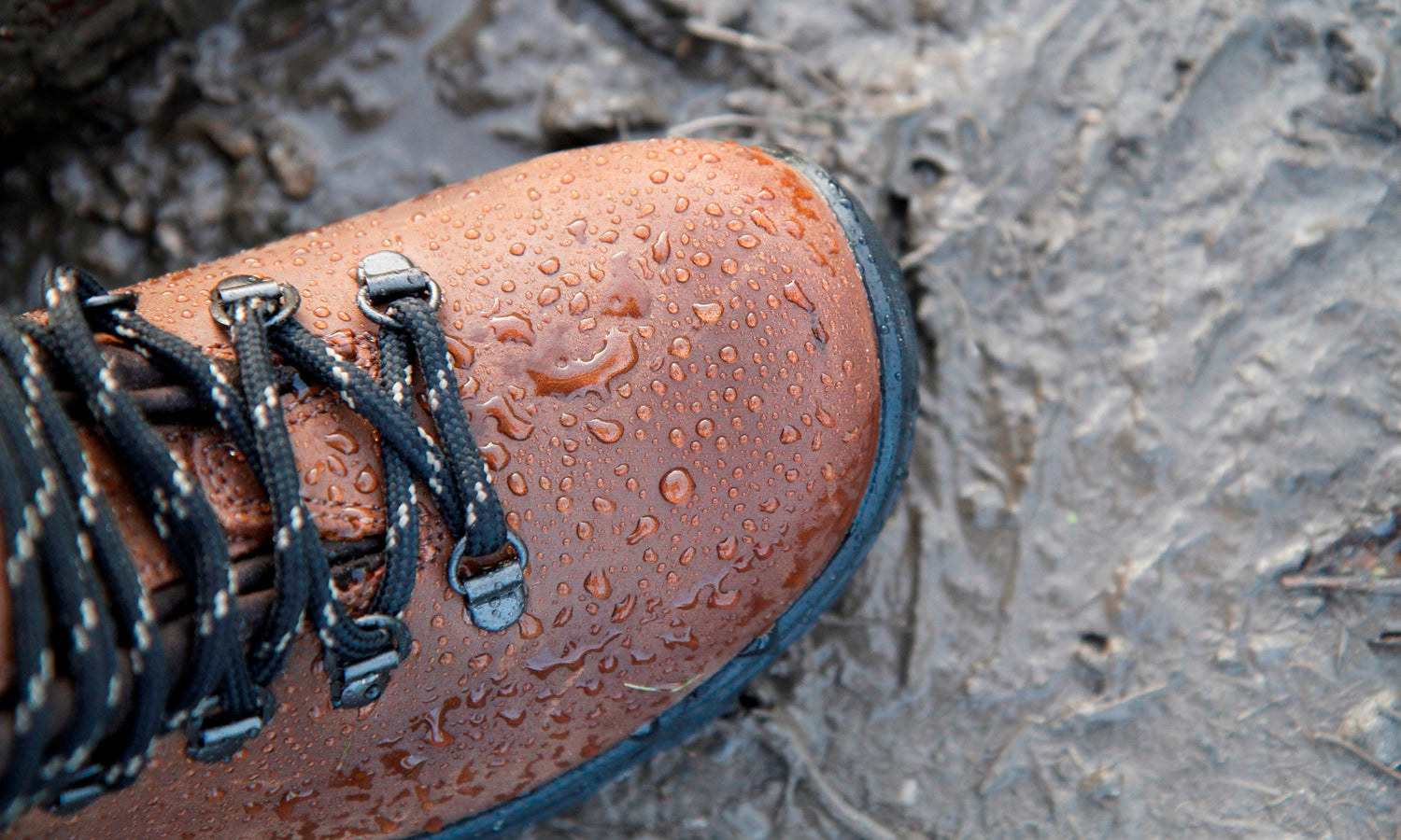 Waterproofing boot wax of superior quality. All natural blend of beeswax and lanolin oil provides excellent protection from the elements as well as condition and preserve leather by preventing cracking drying, and maintaining natural fibers.